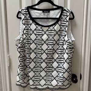 Nine West 16 Scallop Hemmed Black and White Geometric Shell